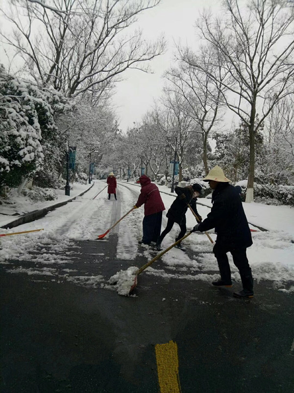 瑞雪纷飞扬，华悦物业扫雪忙