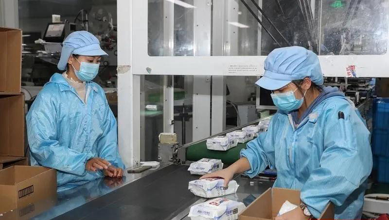 第一批消毒湿巾，唯尔福捐给了绍兴文理学院附属医院