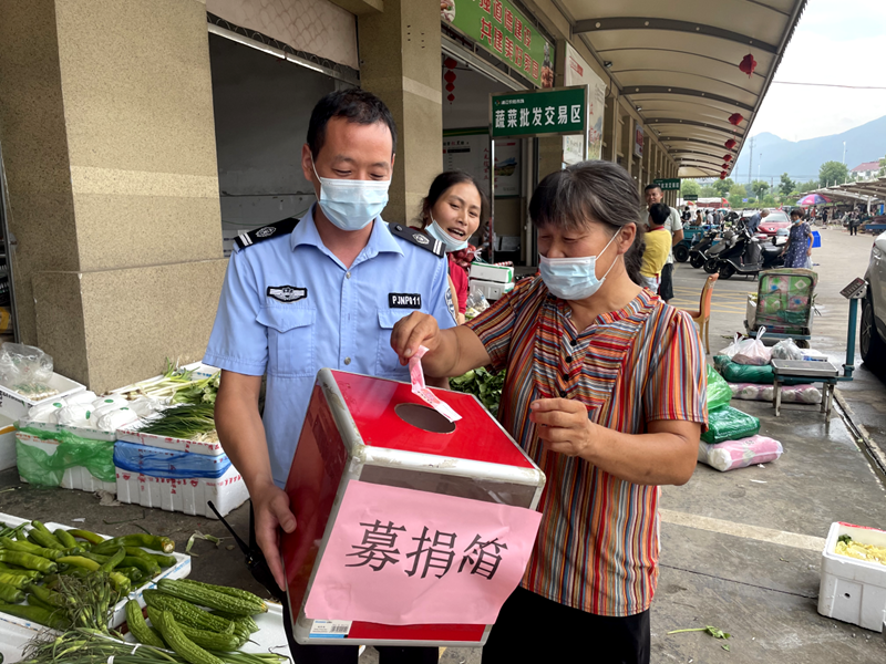 浦江农批市场组织爱心捐款帮助困难商户抗击病魔