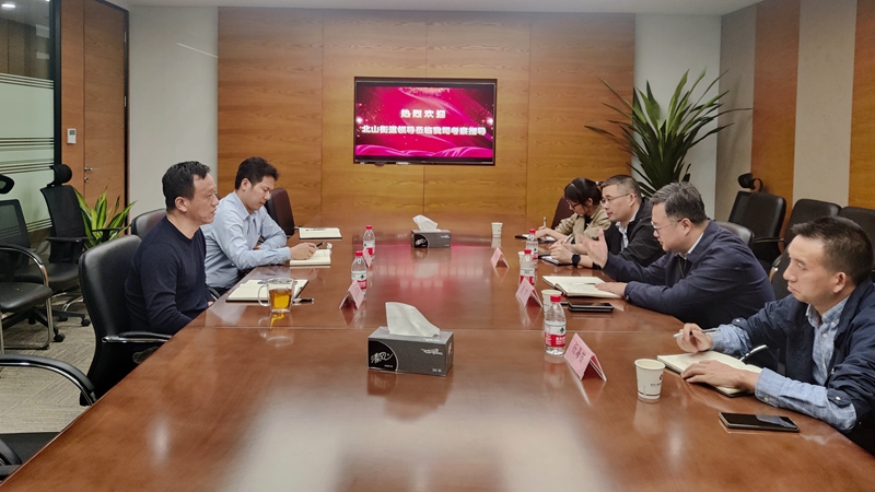 北山街道党工委副书记、办事处主任陈晔一行到访西湖小贷