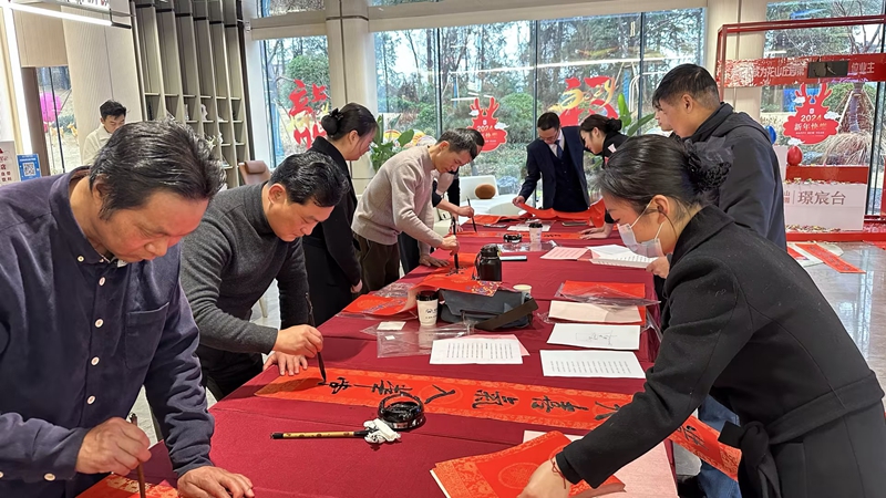 安吉华都举办挥春送福公益活动
